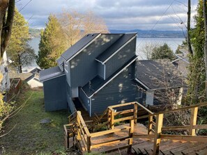 Exterior - 9852 Lower · Fabulous Lake View House in Oasis - Lower Unit (Seattle)