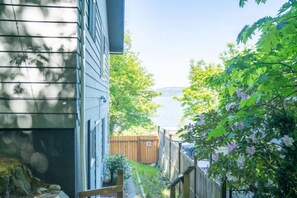 Property grounds - 9852 Lower · Fabulous Lake View House in Oasis - Lower Unit (Seattle)
