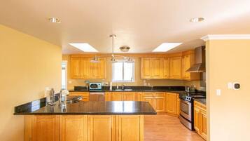 Een koelkast, een microgolfoven, een oven, een kookplaat