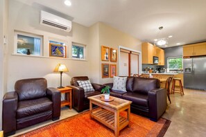 TV - 3214 Seattle · Cozy & Peaceful  2b2.5b South Seattle House  w/AC (Seattle)