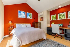 2 habitaciones, escritorio y tabla de planchar con plancha 