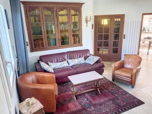 Interior - Charming 4-Bedroom Home, 8 Sleeps, Terrace, Garden, Parking, Close to Beach & Shops! (Jullouville)