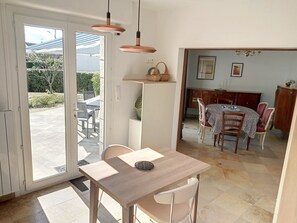 Dining - Charming 4-Bedroom Home, 8 Sleeps, Terrace, Garden, Parking, Close to Beach & Shops! (Jullouville)