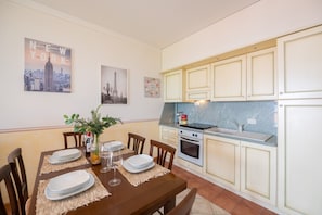Apartamento | Cozinha privada | Geladeira, fogão, cooktop, cafeteira/chaleira