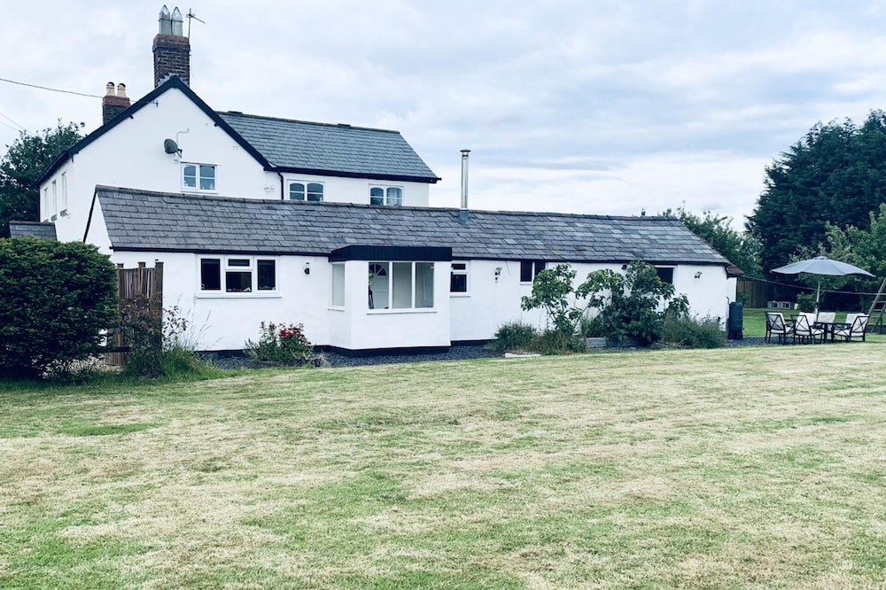 Remarkable 1-bed Cottage in Chester