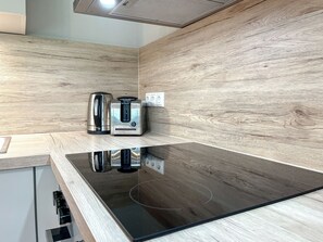 ثلاجة، ميكروويف، فرن، موقد طهي مسطح