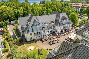 المن شأة من الخارج