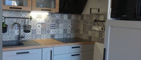 Kühlschrank, Mikrowelle, Herdplatte, Wasserkocher mit Kaffee-/Teezubehör