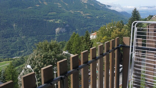 A mountain view with a wooden fence in the foreground. - Studio cabin 27 sqm, 4 people, pets allowed, balcony (Orcières Merlette)