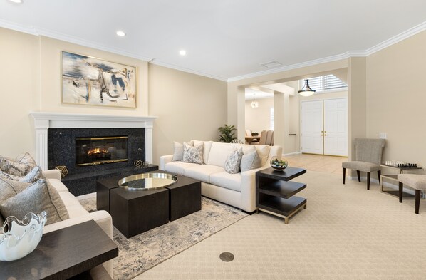 Televisión, chimenea y oficina 