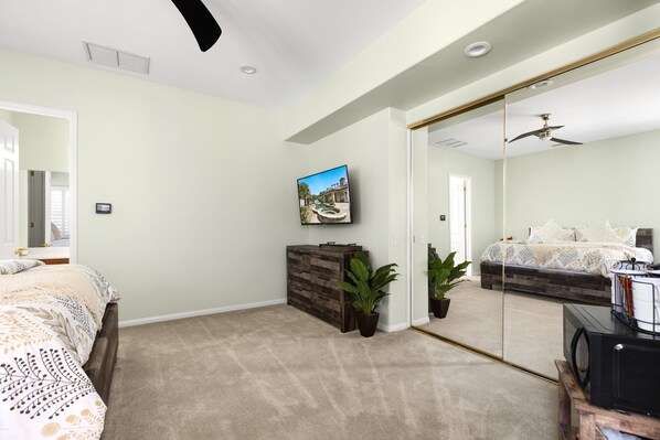 4 habitaciones, tabla de planchar con plancha, internet y ropa de cama 