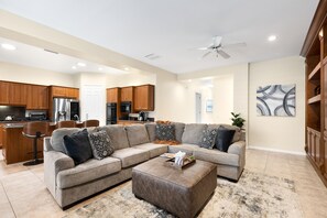 Televisión, chimenea y oficina 