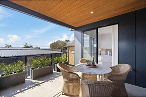 Outdoor dining - Echoes Luxury Residence, Pet Friendly Walk to Cafes (Woolgoolga)