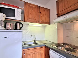 Réfrigérateur, micro-ondes, plaque de cuisson, lave-vaisselle