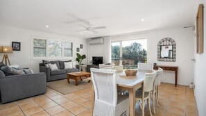 Smart TV - Summer Salt - walk across road to beach, easy walk to town (Byron Bay)