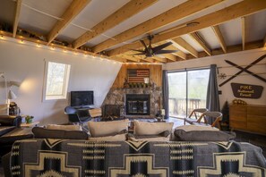 TV, fireplace, books, video library - Adventures Rest- Perfect cabin for your expedition (Jefferson)