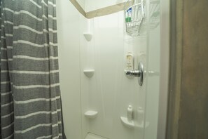 Shower, towels, soap, shampoo - Adventures Rest- Perfect cabin for your expedition (Jefferson)