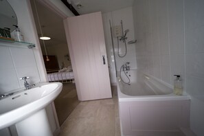 Combined shower/tub, hair dryer, towels
