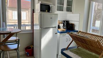 Kühlschrank, Mikrowelle, Ofen, Geschirrspüler
