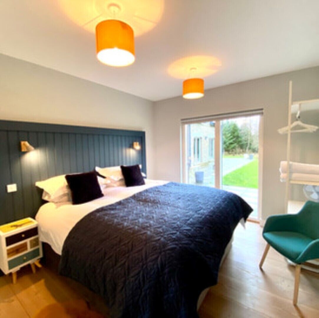 6 bedrooms, iron/ironing board, WiFi (free), bed sheets