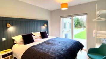 6 bedrooms, iron/ironing board, WiFi (free), bed sheets