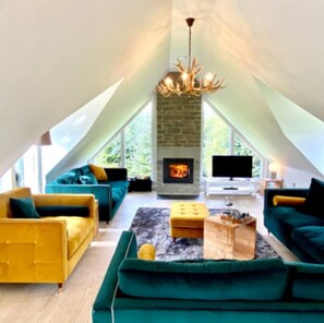 Een smart-tv, een open haard, een dvd-speler en een stereo