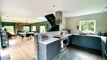 Coffee/tea maker, fridge, microwave, oven