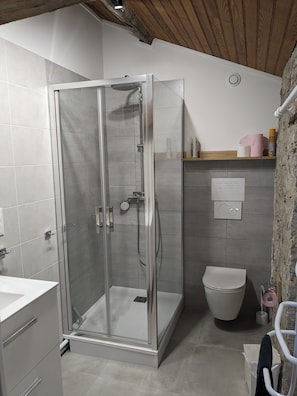 Dusche, Haartrockner, Handtücher, Seife