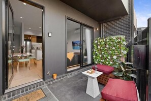 Outdoor dining - StayCentral - Boulevard Gardens (Coburg) (Coburg)