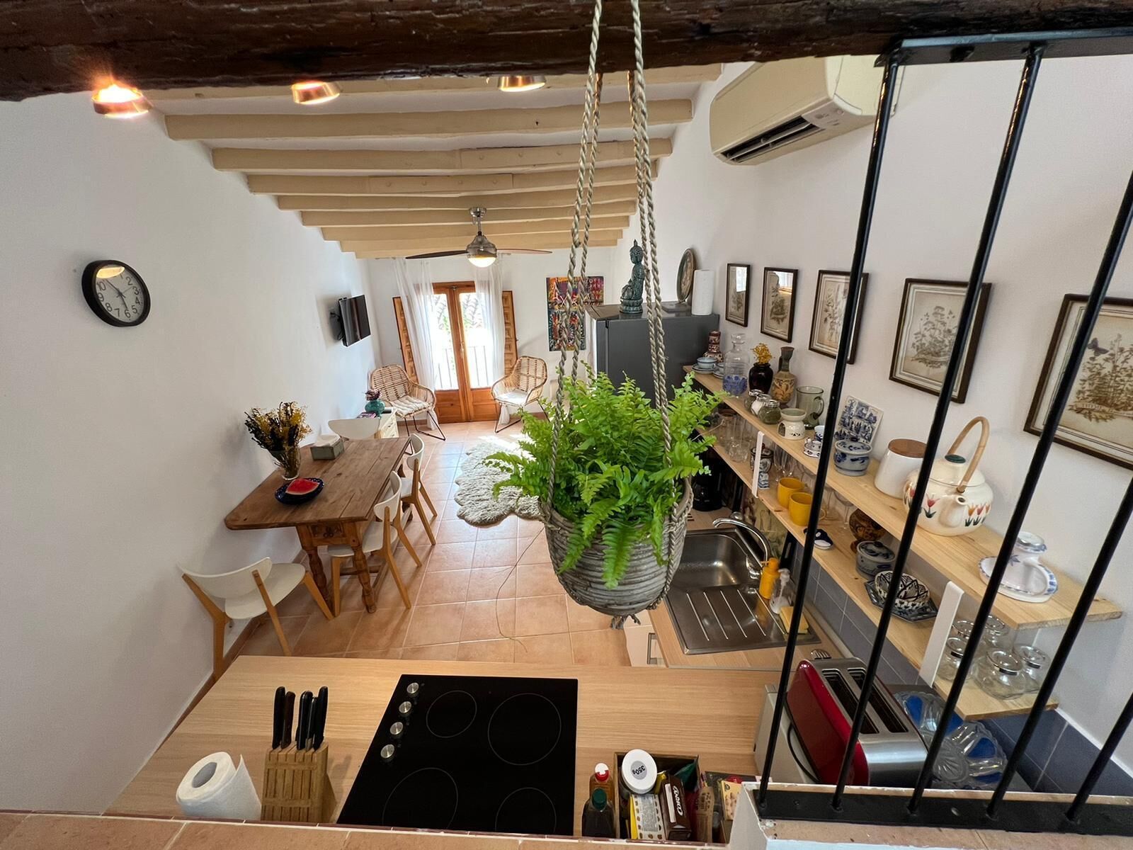 Frigorífico, microondas, horno y placa de cocina