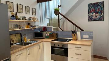 Een koelkast, een microgolfoven, een oven, een kookplaat