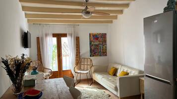 Una Smart TV, un reproductor de DVD, libros