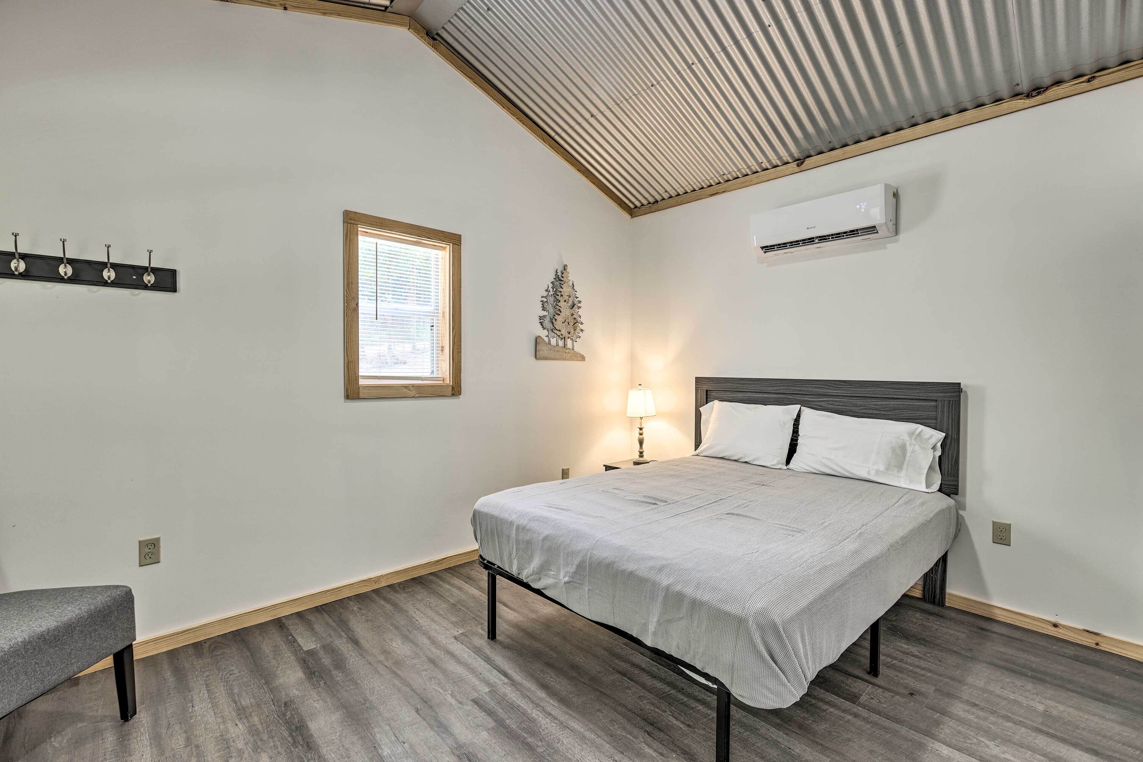 Quaint Tallassee Cabin: Stone Creek On-Site!