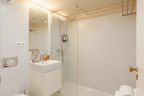 Dusche, Haartrockner, Handtücher