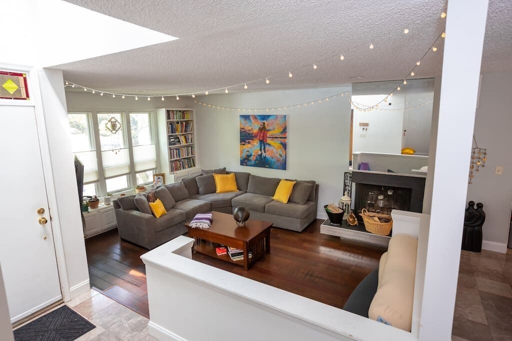 Brazilian Artsy Townhome with great location and outdoor amenities!