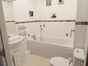 Apartment, Multiple Beds | Bathroom | Combined shower/bathtub, deep-soaking bathtub, hair dryer, towels - Beautiful 2-bed Apartment in Poulton-le-fylde (Poulton-le-Fylde)