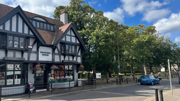 A traditional Tudor-style building with a sign reading "The Chequered Rose." - Beautiful 2-bed Apartment in Poulton-le-fylde (Poulton-le-Fylde)