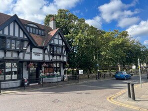 Un edificio de estilo Tudor tradicional con un letrero que dice “The Chequered Rose”.