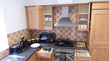 Apartment, Multiple Beds | Private kitchen | Fridge, microwave, oven, stovetop