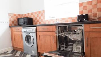 Apartment, Multiple Beds | Private kitchen | Fridge, microwave, oven, stovetop