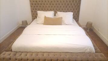 3 chambres, bureau, fer et planche Ă  repasser, lit parapluie