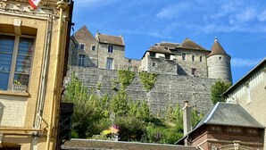 A historic stone building with a tower, surrounded by modern buildings. - Little Sygogne ❤️ Waterfront & castle view ❤️ Cozy - Vacation Rental (Dieppe)