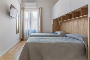 Tabla de planchar con plancha, wifi y ropa de cama