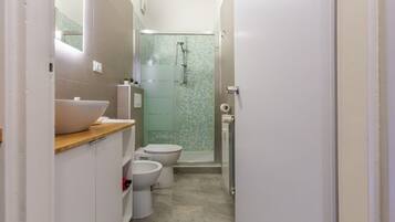 Dusche, Haartrockner, Bidet, Handtücher