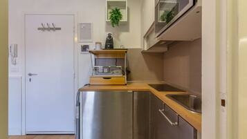 Frigorifero, microonde, piano cottura, macchina per tè/caffè