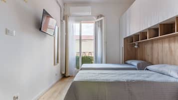 Tabla de planchar con plancha, wifi y ropa de cama
