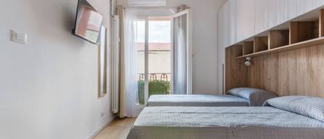 Tabla de planchar con plancha, wifi y ropa de cama