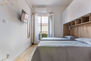 Iron/ironing board, WiFi, bed sheets - GuestHost - Cozy studio apartment located on the first floor of a two-story building.22 sqm, sleeping area with two single beds and bathroomA few steps from Porta San Donato-one of the thirteen access gates,of which today only nine remain-12min by bus fr (Bologna)
