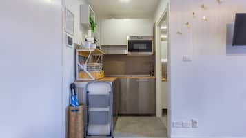 Fridge, microwave, stovetop, coffee/tea maker
