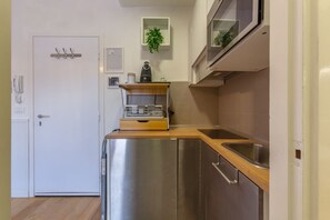 Fridge, microwave, stovetop, coffee/tea maker